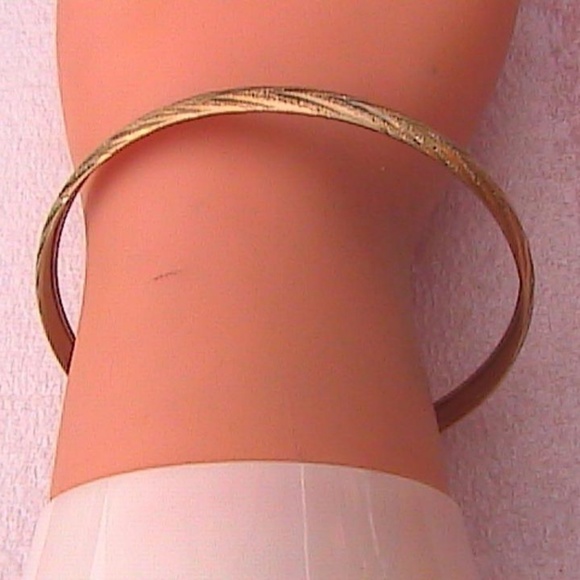10k Yellow Gold Diamond Cut Bangle/Bracelet - Picture 4 of 8